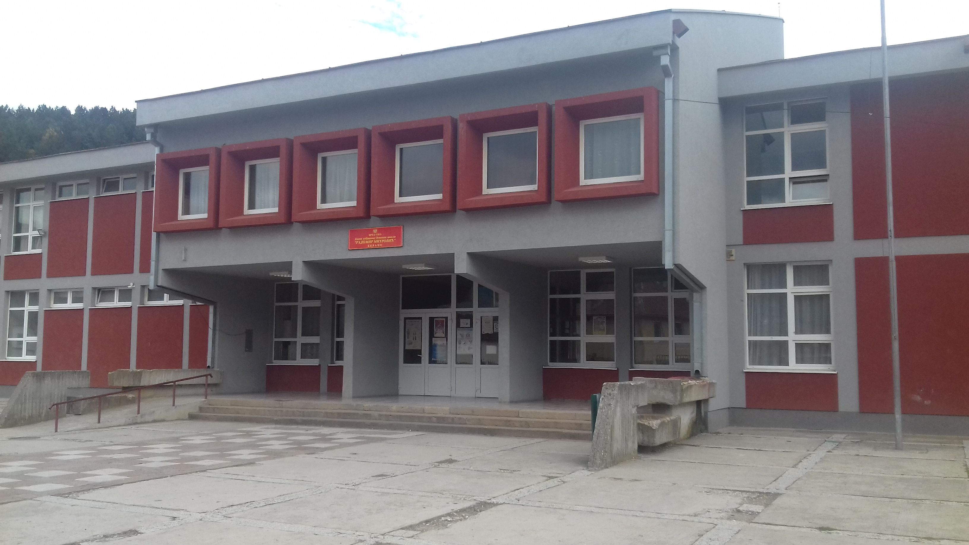 СИЛОВАЛИ И УЦЕЊИВАЛИ ДРУГАРИЦУ? Ухапшени ученици због злостављања девојчице